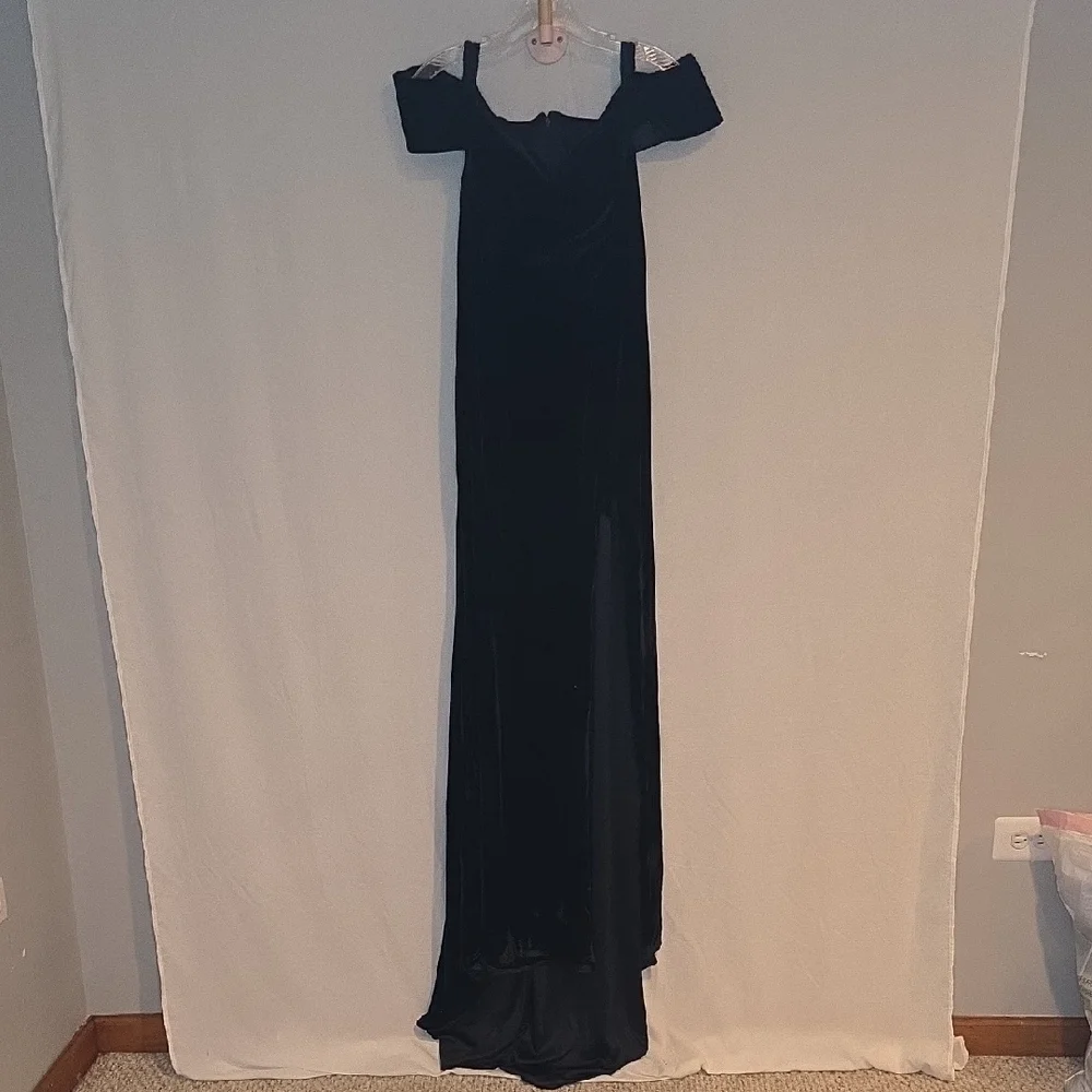 Elegant Black Off-Shoulder Maxi Dress - Picture 1 of 5